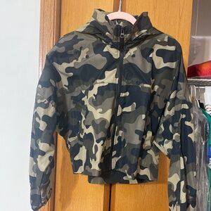 Camouflage windbreaker with a hood that you can zip